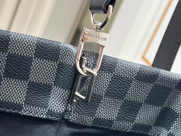 M24457 This medium-sized shopper bag is made by Louis Vuitton and measures 42x34x16 cm.