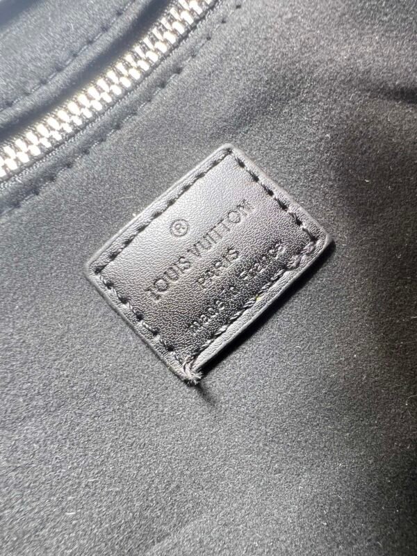 M24457 This medium-sized shopper bag is made by Louis Vuitton and measures 42x34x16 cm.