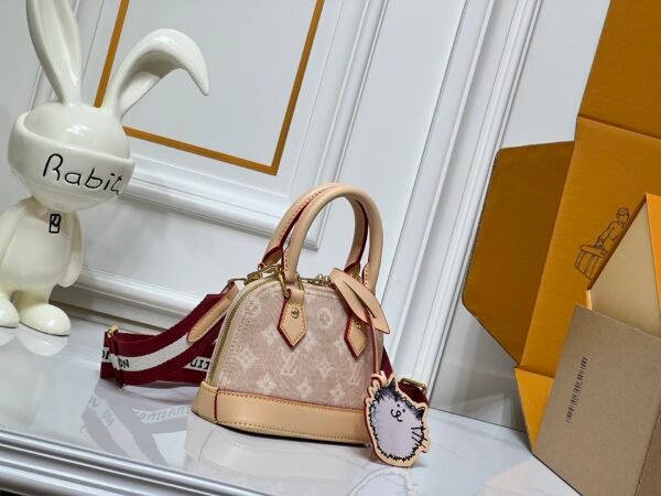 Alma BB handbag M99021 M82348 M82717, a creative masterpiece from the Louis Vuitton Catogram collection. Dimensions: 18x12x8cm.