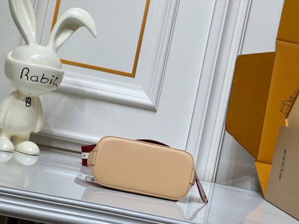 Alma BB handbag M99021 M82348 M82717, a creative masterpiece from the Louis Vuitton Catogram collection. Dimensions: 18x12x8cm.