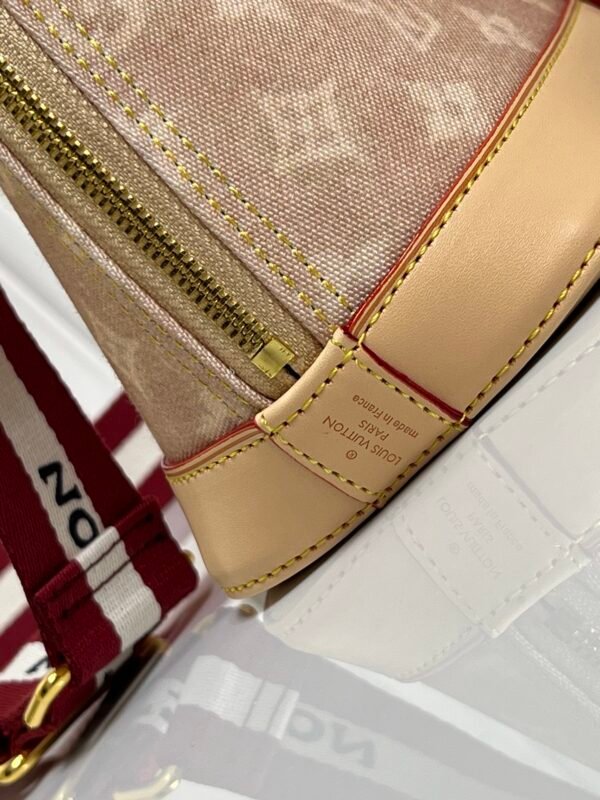 Alma BB handbag M99021 M82348, a creative masterpiece from the Louis Vuitton Catogram collection, measures 23.5 x 17 x 11 cm.