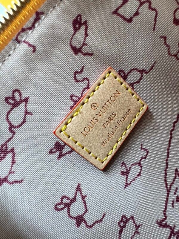 Alma BB handbag M99021 M82348, a creative masterpiece from the Louis Vuitton Catogram collection, measures 23.5 x 17 x 11 cm.