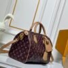 This Speedy Bandoulière 30 Monogram Leather handbag is made of soft ostrich leather, measuring 30 x 21 x 17 centimeters (length x height x width).
