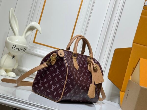 This Speedy Bandoulière 30 Monogram Leather handbag is made of soft ostrich leather, measuring 30 x 21 x 17 centimeters (length x height x width).
