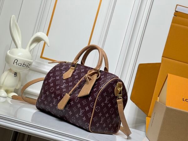 This Speedy Bandoulière 30 Monogram Leather handbag is made of soft ostrich leather, measuring 30 x 21 x 17 centimeters (length x height x width).