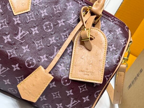 This Speedy Bandoulière 30 Monogram Leather handbag is made of soft ostrich leather, measuring 30 x 21 x 17 centimeters (length x height x width).