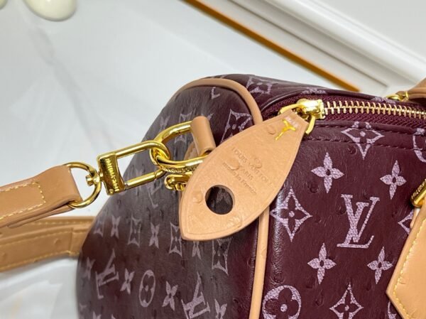 This Speedy Bandoulière 30 Monogram Leather handbag is made of soft ostrich leather, measuring 30 x 21 x 17 centimeters (length x height x width).