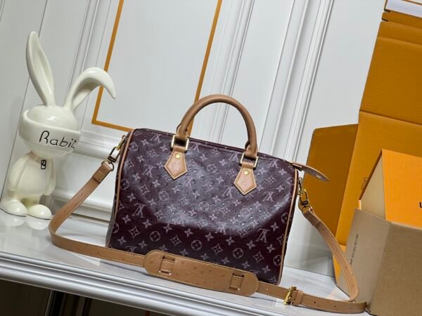 This Speedy Bandoulière 30 Monogram Leather handbag is made of soft ostrich leather, measuring 30 x 21 x 17 centimeters (length x height x width).