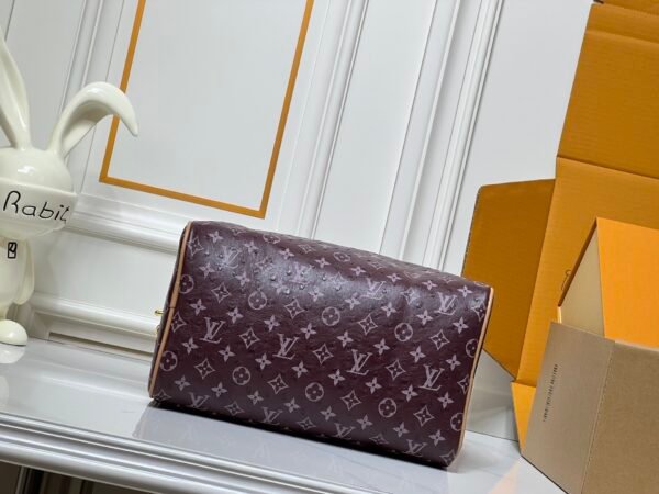 This Speedy Bandoulière 30 Monogram Leather handbag is made of soft ostrich leather, measuring 30 x 21 x 17 centimeters (length x height x width).