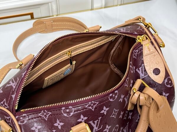 This Speedy Bandoulière 30 Monogram Leather handbag is made of soft ostrich leather, measuring 30 x 21 x 17 centimeters (length x height x width).