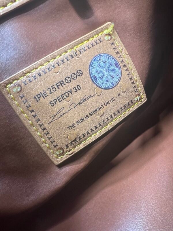 This Speedy Bandoulière 30 Monogram Leather handbag is made of soft ostrich leather, measuring 30 x 21 x 17 centimeters (length x height x width).