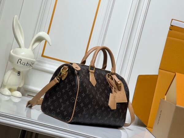 This Speedy Bandoulière 30 Monogram Leather handbag is made of soft ostrich leather. The dimensions of this bag are 30 x 21 x 17 centimeters (length x height x width).