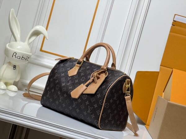 This Speedy Bandoulière 30 Monogram Leather handbag is made of soft ostrich leather. The dimensions of this bag are 30 x 21 x 17 centimeters (length x height x width).