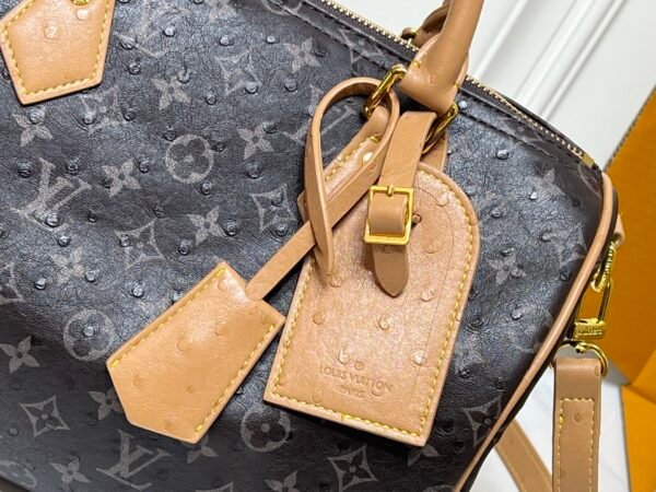 This Speedy Bandoulière 30 Monogram Leather handbag is made of soft ostrich leather. The dimensions of this bag are 30 x 21 x 17 centimeters (length x height x width).