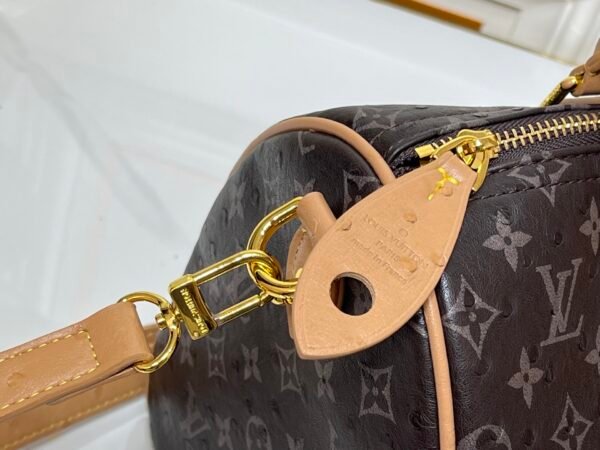 This Speedy Bandoulière 30 Monogram Leather handbag is made of soft ostrich leather. The dimensions of this bag are 30 x 21 x 17 centimeters (length x height x width).