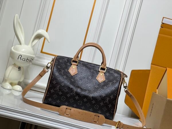 This Speedy Bandoulière 30 Monogram Leather handbag is made of soft ostrich leather. The dimensions of this bag are 30 x 21 x 17 centimeters (length x height x width).