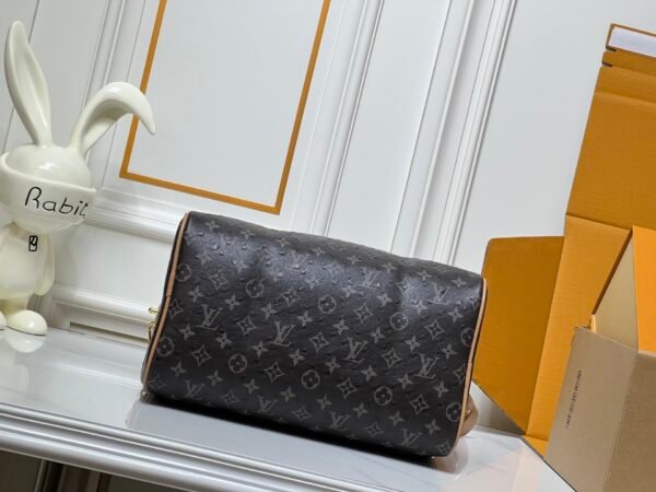 This Speedy Bandoulière 30 Monogram Leather handbag is made of soft ostrich leather. The dimensions of this bag are 30 x 21 x 17 centimeters (length x height x width).