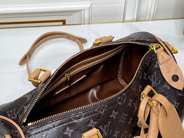 This Speedy Bandoulière 30 Monogram Leather handbag is made of soft ostrich leather. The dimensions of this bag are 30 x 21 x 17 centimeters (length x height x width).