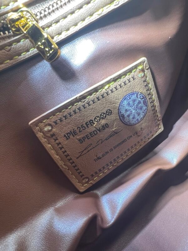 This Speedy Bandoulière 30 Monogram Leather handbag is made of soft ostrich leather. The dimensions of this bag are 30 x 21 x 17 centimeters (length x height x width).