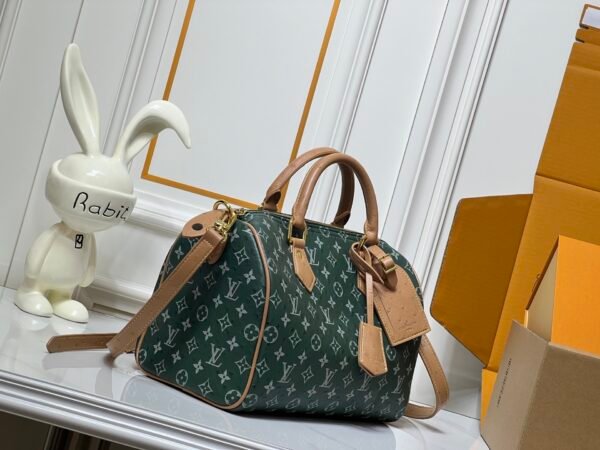 This Speedy Bandoulière 30 Monogram Leather handbag is made of soft ostrich leather. Dimensions: 30 x 21 x 17 cm (length x height x width)