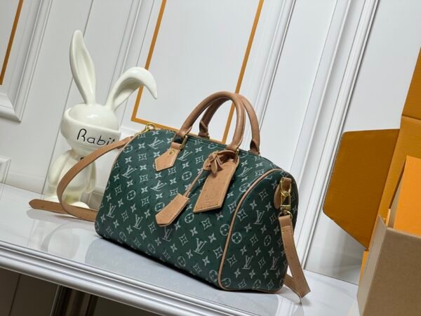 This Speedy Bandoulière 30 Monogram Leather handbag is made of soft ostrich leather. Dimensions: 30 x 21 x 17 cm (length x height x width)