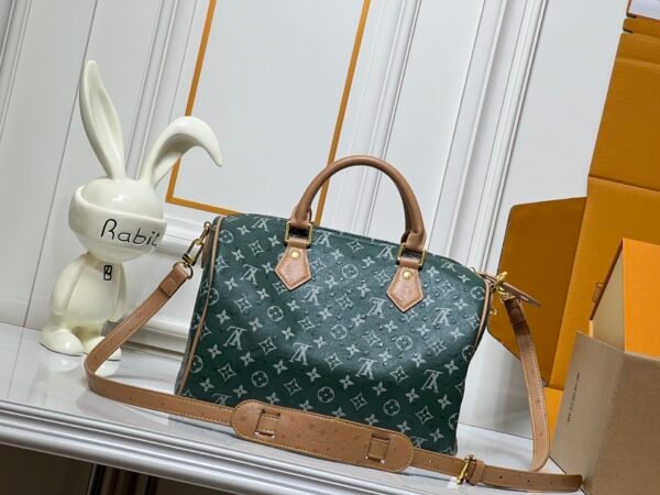 This Speedy Bandoulière 30 Monogram Leather handbag is made of soft ostrich leather. Dimensions: 30 x 21 x 17 cm (length x height x width)