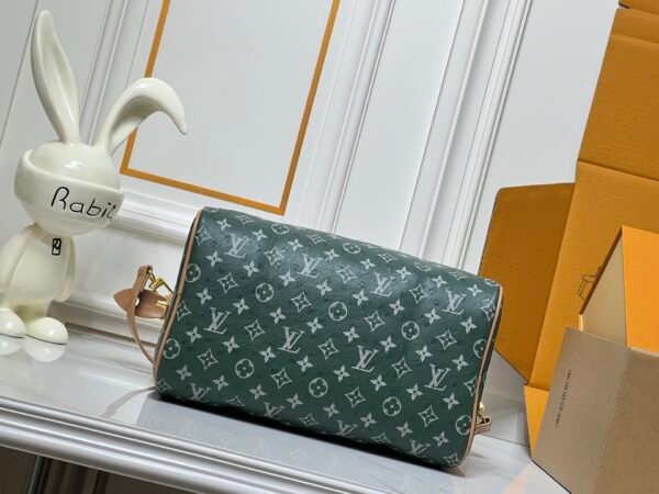 This Speedy Bandoulière 30 Monogram Leather handbag is made of soft ostrich leather. Dimensions: 30 x 21 x 17 cm (length x height x width)