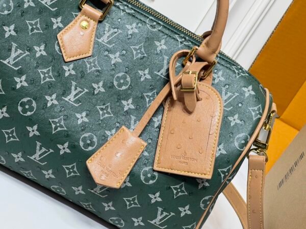 This Speedy Bandoulière 30 Monogram Leather handbag is made of soft ostrich leather. Dimensions: 30 x 21 x 17 cm (length x height x width)