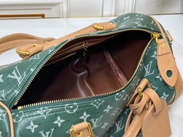 This Speedy Bandoulière 30 Monogram Leather handbag is made of soft ostrich leather. Dimensions: 30 x 21 x 17 cm (length x height x width)