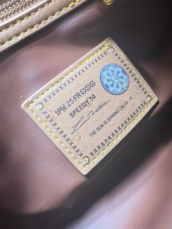 This Speedy Bandoulière 30 Monogram Leather handbag is made of soft ostrich leather. Dimensions: 30 x 21 x 17 cm (length x height x width)