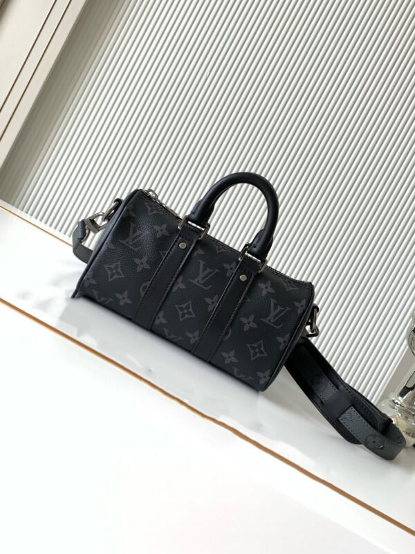 Model Number M45947 - Black Pattern. This handbag is made of Monogram Eclipse Reverse fabric, presenting the classic style of the Keepall travel bag in a compact design. Dimensions: 21×12×9cm.