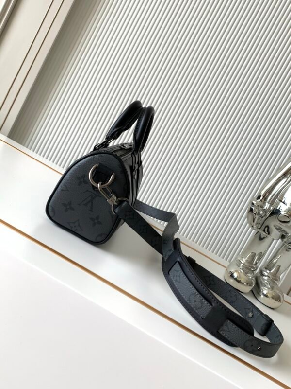 Model Number M45947 - Black Pattern. This handbag is made of Monogram Eclipse Reverse fabric, presenting the classic style of the Keepall travel bag in a compact design. Dimensions: 21×12×9cm.