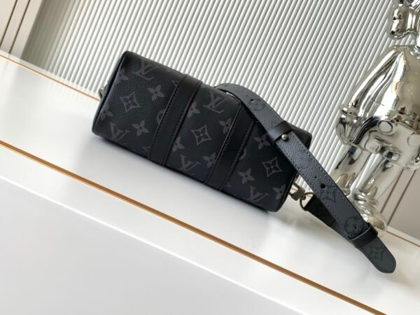 Model Number M45947 - Black Pattern. This handbag is made of Monogram Eclipse Reverse fabric, presenting the classic style of the Keepall travel bag in a compact design. Dimensions: 21×12×9cm.