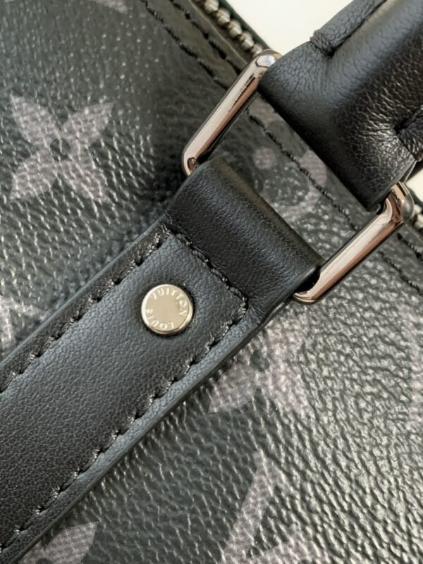 Model Number M45947 - Black Pattern. This handbag is made of Monogram Eclipse Reverse fabric, presenting the classic style of the Keepall travel bag in a compact design. Dimensions: 21×12×9cm.