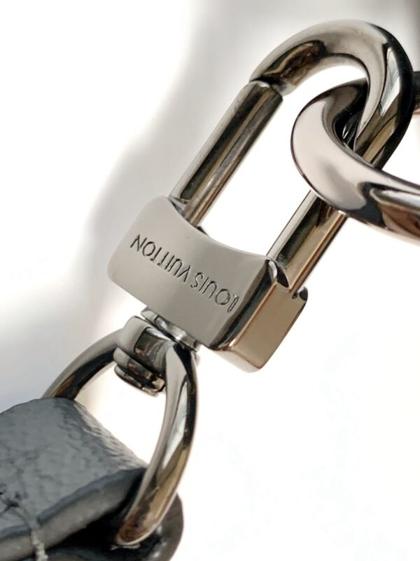 Model Number M45947 - Black Pattern. This handbag is made of Monogram Eclipse Reverse fabric, presenting the classic style of the Keepall travel bag in a compact design. Dimensions: 21×12×9cm.