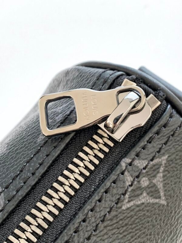 Model Number M45947 - Black Pattern. This handbag is made of Monogram Eclipse Reverse fabric, presenting the classic style of the Keepall travel bag in a compact design. Dimensions: 21×12×9cm.