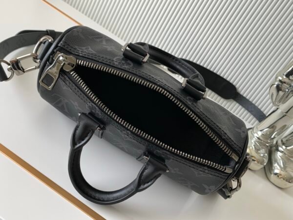 Model Number M45947 - Black Pattern. This handbag is made of Monogram Eclipse Reverse fabric, presenting the classic style of the Keepall travel bag in a compact design. Dimensions: 21×12×9cm.