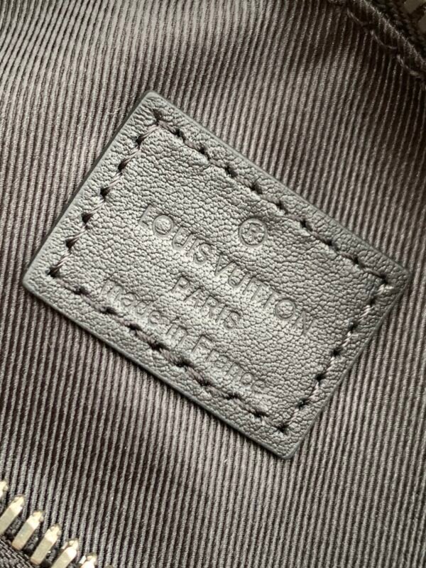 Model Number M45947 - Black Pattern. This handbag is made of Monogram Eclipse Reverse fabric, presenting the classic style of the Keepall travel bag in a compact design. Dimensions: 21×12×9cm.