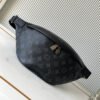 Model number M46035 - Black Pattern. This Discovery messenger bag is made of Monogram Eclipse canvas. Dimensions: 44 x 15 x 9 cm (length x height x width).