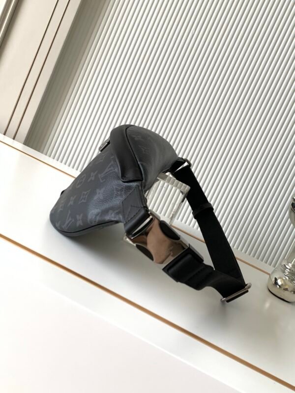 Model number M46035 - Black Pattern. This Discovery messenger bag is made of Monogram Eclipse canvas. Dimensions: 44 x 15 x 9 cm (length x height x width).