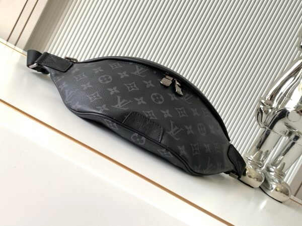 Model number M46035 - Black Pattern. This Discovery messenger bag is made of Monogram Eclipse canvas. Dimensions: 44 x 15 x 9 cm (length x height x width).