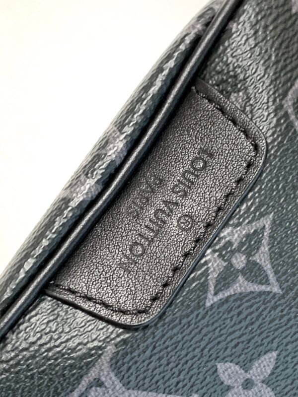 Model number M46035 - Black Pattern. This Discovery messenger bag is made of Monogram Eclipse canvas. Dimensions: 44 x 15 x 9 cm (length x height x width).