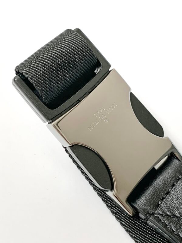 Model number M46035 - Black Pattern. This Discovery messenger bag is made of Monogram Eclipse canvas. Dimensions: 44 x 15 x 9 cm (length x height x width).