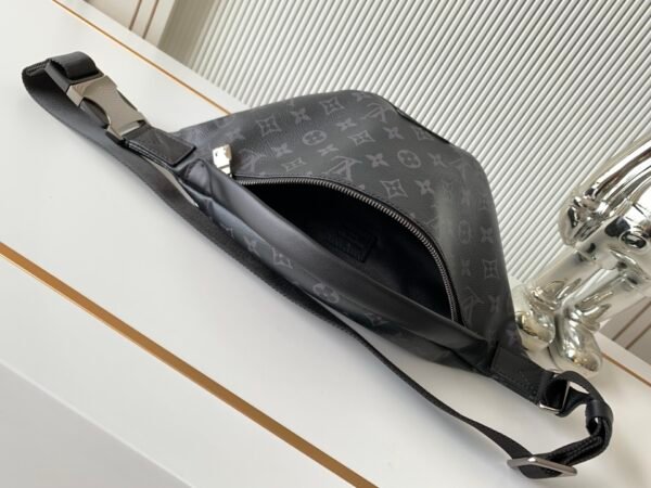 Model number M46035 - Black Pattern. This Discovery messenger bag is made of Monogram Eclipse canvas. Dimensions: 44 x 15 x 9 cm (length x height x width).