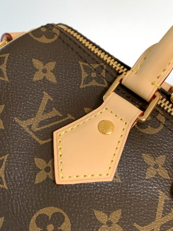 Model number M46977 - the Oldie Speedy series handbag was originally designed for travelers. By using this name, it pays tribute to the booming subway system of the 1930s. Dimensions: 25 x 19 x 15 cm (length x height x width)