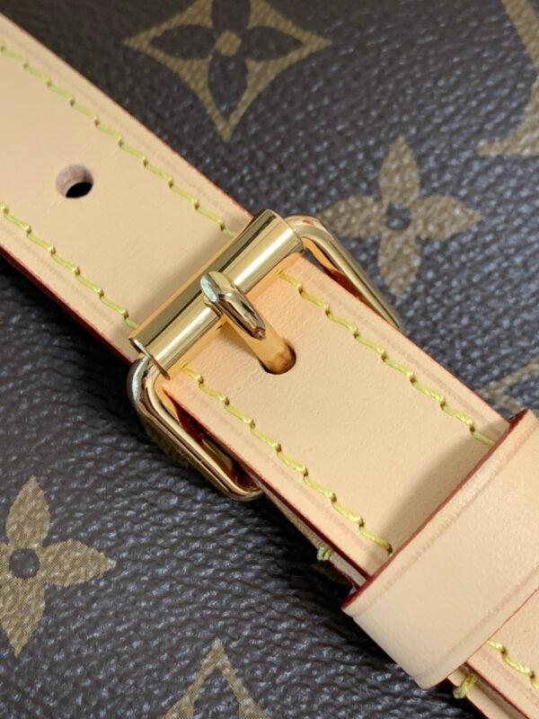 Model number M46977 - the Oldie Speedy series handbag was originally designed for travelers. By using this name, it pays tribute to the booming subway system of the 1930s. Dimensions: 25 x 19 x 15 cm (length x height x width)