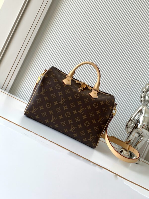 Model number M46980 - the Speedy series handbag - was originally designed for travelers in the 1930s. Its name originated from the rapidly developing subway system at that time. Dimensions: 30 x 21 x 17 cm (length x height x width)