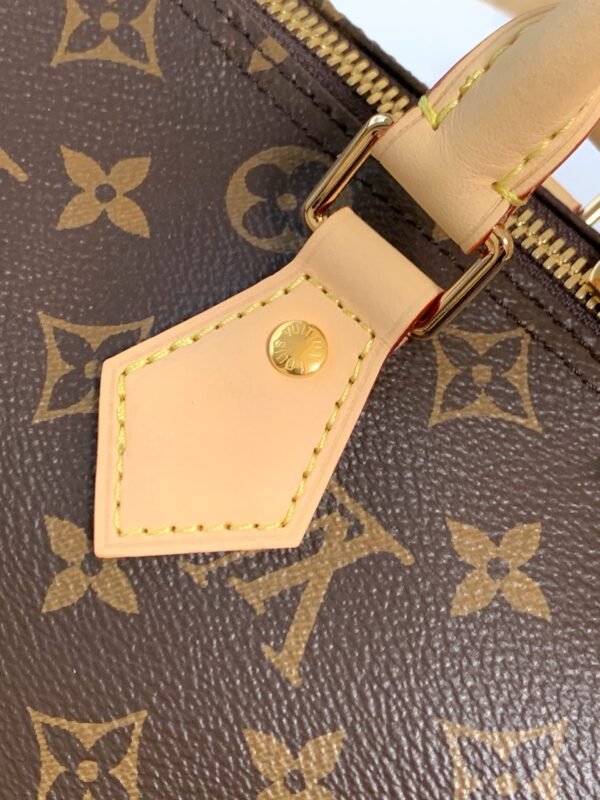 Model number M46980 - the Speedy series handbag - was originally designed for travelers in the 1930s. Its name originated from the rapidly developing subway system at that time. Dimensions: 30 x 21 x 17 cm (length x height x width)