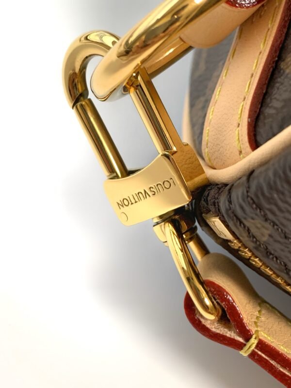 Model number M46980 - the Speedy series handbag - was originally designed for travelers in the 1930s. Its name originated from the rapidly developing subway system at that time. Dimensions: 30 x 21 x 17 cm (length x height x width)