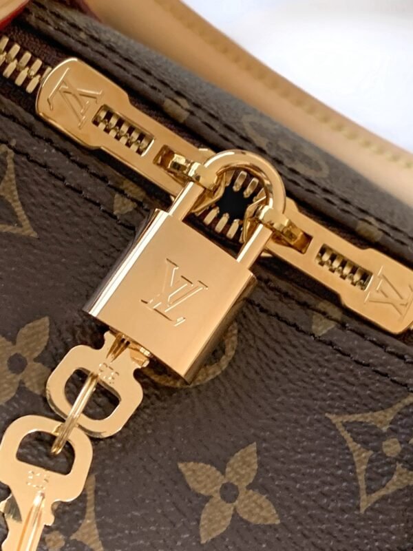 Model number M46980 - the Speedy series handbag - was originally designed for travelers in the 1930s. Its name originated from the rapidly developing subway system at that time. Dimensions: 30 x 21 x 17 cm (length x height x width)